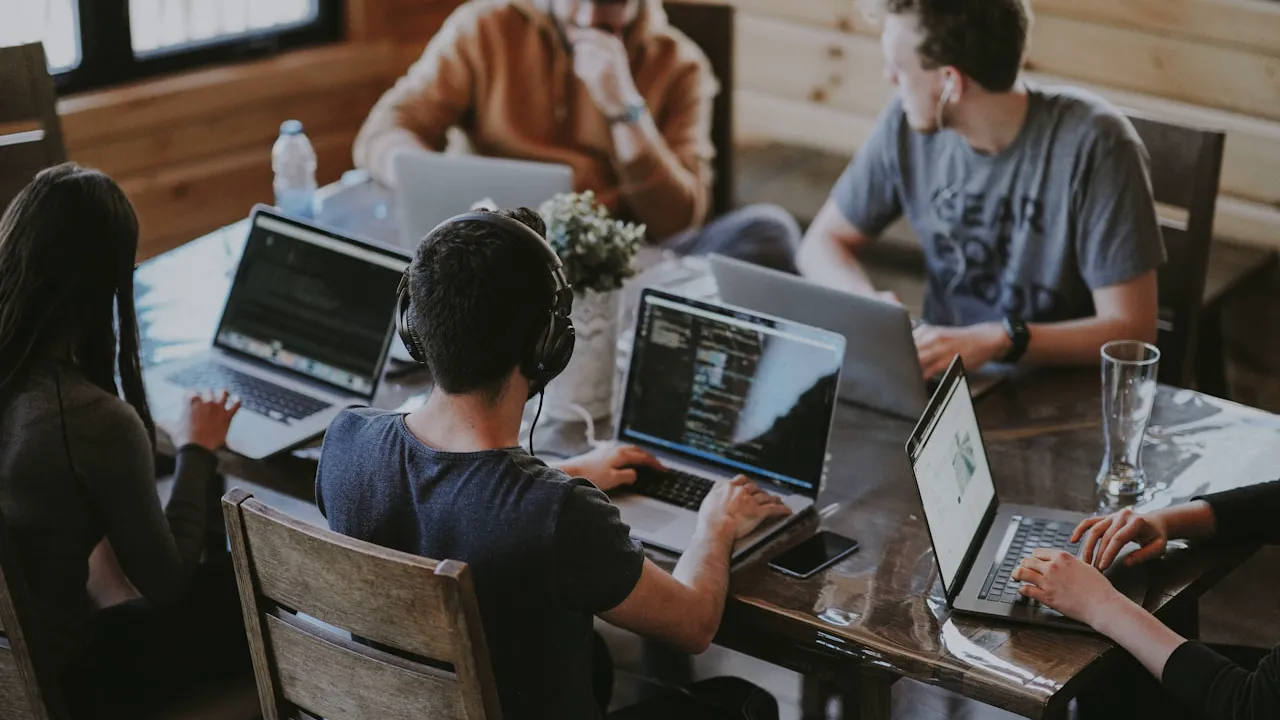Travail en binôme lors d'un atelier pratique de régie